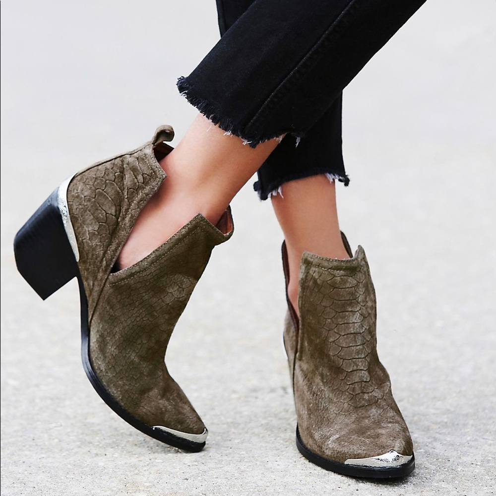 ISO hunt the plains boots, Jeffrey Campbell